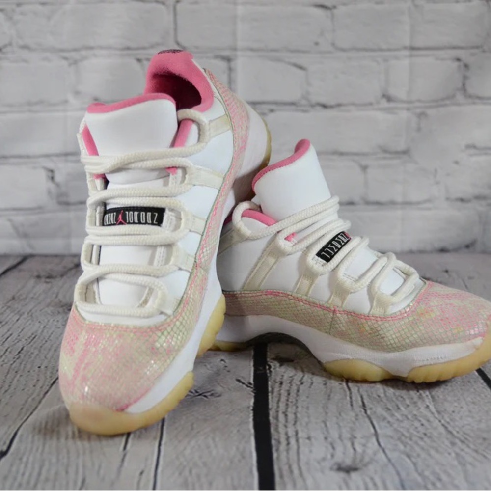 AIR JORDAN 11 RETRO LOW PINK SNAKESKIN PRINT